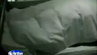 ‫إيلاج مزدوج صريح: إدخال قضيبين للفتاة المستعدة‬