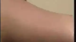 شقراء غبية ساخنة تخلع ملابسها وتعبد قضيب رجلها النابض