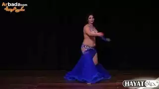 راقصة مثيرة في ملابس داخلية زرقاء تمارس الجنس بعد العرض