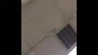 الكلبة الشقراء تلتصق بقضيب أسود كبير أسفل حلقها القذر وتقوم بتدليك زيت كبير
