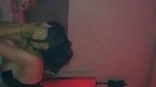 عاهرة مصرية ترضع وتتذوق زب عربي قاس