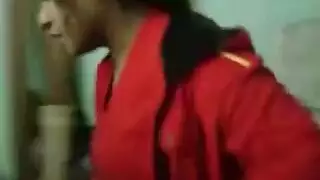 جنس في الشقة بدون واقي: قذف داخلي بعد نيك عنيف