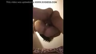 التقطت إلهة ديك أسود ضربات رجل بين الأعراق