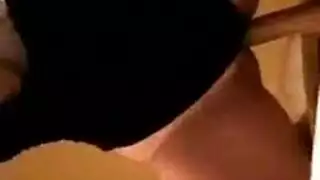 حمالة صدرها الضيقة تثيرني قبل أن أمزقها