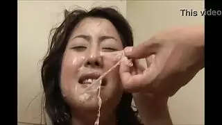 تقشير ملابسها السوداء لخدمة قضيب أبيض ضخم وإباحي