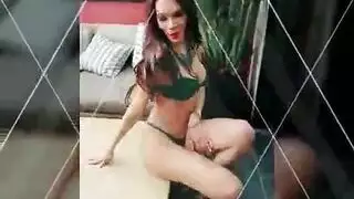 عارضة فاخرة تستسلم للكس المدفوع بعنف