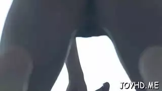 عاهرة صغيرة تنتقل بين مجموعة شباب مثارين لجنس إباحي