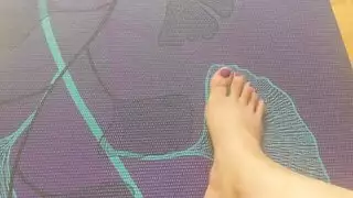 عبادة قدمين إكس إكس إكس: إلهة مصرية وأظافرها المطلية