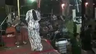 رقص شعبي إباحي: فتيات بمؤخرات مغرية في أزياء نارية تمارس الجنس بشهية