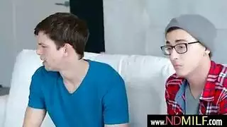 زوجة الأب المثيرة تظهر حلماتها الصلبة وتنكح بقوة من صديق ابنها