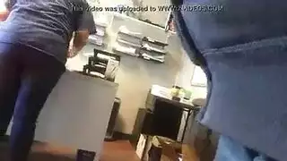 تدليك قضيبي سري من الخلف بينما تشاهد أفلام إكس إكس إكس