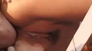 ربة منزل ذات صدر كبير تُنك بقوة في المطبخ تجميع إباحي