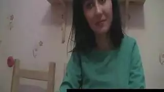 عاهرة مثيرة في لاتكس لامع تأخذ وضعية كلابية بقوة