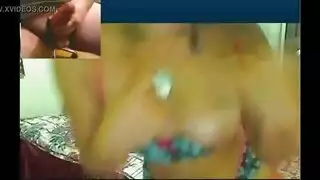 لاتينا بوشم تقدم مداعبة يدوية صريحة على الكاميرا