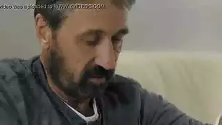 رغبة الابنة: مص زبة أبيها الغليظة والقوية