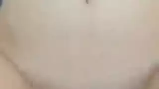 الفتاة الساخنة العارية تستمتع بمص وتذوق أصابعها