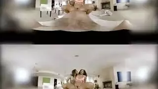 حركة ثلاثية في الواقع الافتراضي: حبيبتان وقضيب عملاق