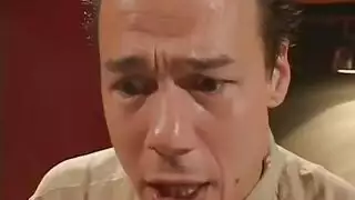 سمراء مملوءة بالجمال تأخذ ضربات شرج عميقة