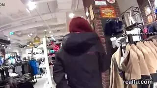 فتاة مذهلة يتم القبض عليها وتمارس الجنس بقوة في السيارة ثم الفندق من قبل سيدة ناضجة