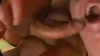 لعبة جلدية عميقة داخل شقراء في جناح تنفيذي