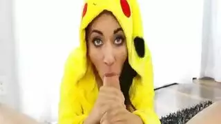 فتاة مراهقة تأخذ زبًا لمكافأة بوكيمون جو