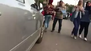 كاميرا خفية تلتقط طيز حجابة ممتلئة بملابس ضيقة