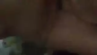 مراهقة شقراء تستخدم قضيبًا اصطناعيًا مزدوجًا ضخمًا لتمط مهبلها المبلل، وتداعب حلمتي ثدييها الصلبتين