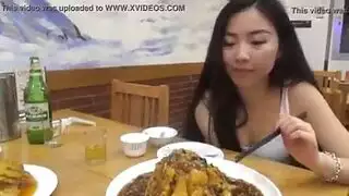 صديقة صغيرة الحجم تحصل على جماع جماعي وحشي من أصدقاء أغبياء