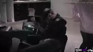 أسود ينيك زوجة أمام زوجها وهي تعشقه