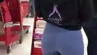 شقراء مراهقة تأخذ قضيبًا صلبًا في مهبلها الضيق