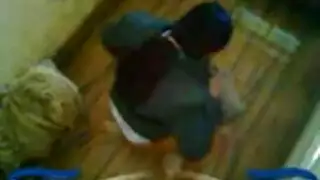 لعب التبول المثلي طالبات جامعيات في فيديو بولو مائي إباحي