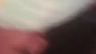 أم داكنة البشرة يتعرض فرجها للتحطيم في فعل قاسي بين فتاتين