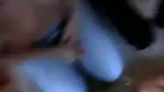 ثلاثي إباحي: لعق مهبلين أثناء القفز على أعمدة