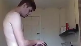 ثنائي الاختراق الخشن: قضبان جلدية تدمر مؤخرته في مشهد إباحي