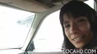 مراهقة لاتينية حارّة تخلع ملابسها لتصوير مشهد إباحي صريح ومباشر