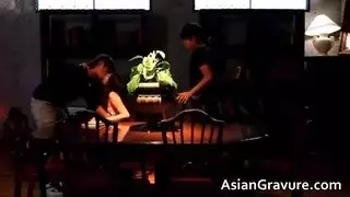 فم وفرج هذه الآسيوية الساخنة يرضيان كل رجل