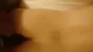 فريق مزدوج يضاجع شقراء عابرة ساخنة في مشهد إباحي عنيف