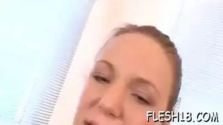 جميل مراهق أشقر يأكل أحد الأكثر إثارة للاهتمام