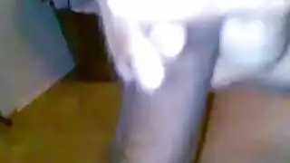 مدمن استمناء يعمل على قضيبه حتى يطلق حمولة سميكة