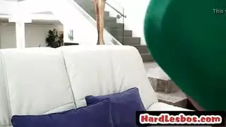 جنس مثلية صريح: جلسة كس على كس بين زوجة الأب والابنة