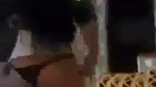 رقص عربي مكشوف: تويست بالسترينج وأثداء كبيرة عارية