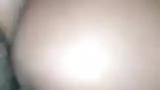 فتاة الرسوم المتحركة تركب عمودًا نابضًا ثم تأخذه لأعلى مؤخرتها