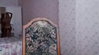 صديق مراهق يشارك فتياته في ثلاثي جنسي صريح