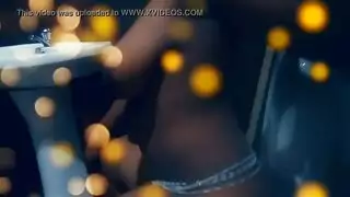 مراهقة سمراء غير مدركة تحصل على تدليك إباحي مجاني من والديها
