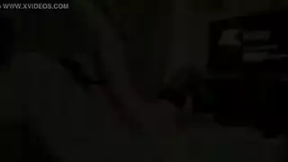 سمراء شابة تتعرض لجماع شرجي قاسٍ من صديق في جنس منزلي