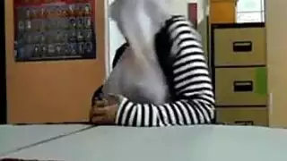 خادمة مسلمة فاتنة الصدر تكشف عن نفسها وتداعب فمها بحلماتها