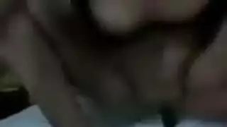 لعب بالديلدو الخشن: تمديد كسها الضيق بخضار