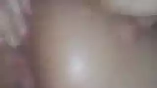 ضرب كلبي للعاهرة: ضغط على المؤخرة وتجريد قاسي على السرير