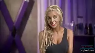 الفحل الأسود و كس وردي لذيذ يمارسان الجنس بخشونة