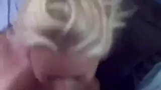 شقراء تمص قضيبًا بعمق قبل جلسة مضاجعة شرجية عنيفة